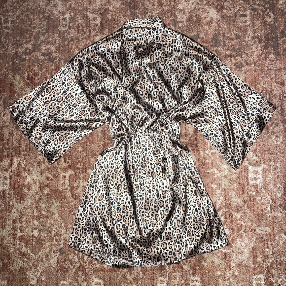 Cheetah Print Robe - Picture 3 of 4